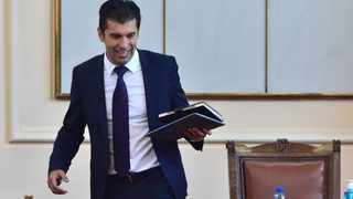 Министър Петков вече не е канадец, чака се решение на Конституционния съд