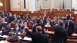 Политическото напрежение: парламентът увеличи майчинството за втората година, Нинова върна мандата (хронология)