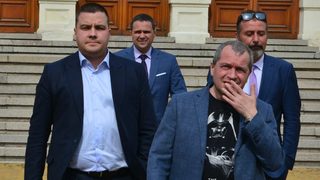 С претенциите си партията на Трифонов се превръща в пречка, коментира FAZ