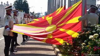 Брюксел трябва да приеме и Северна Македония, и разправии вътре в ЕС