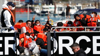 Лондон разгневи Париж с план да връща лодки с мигранти през Ламанша