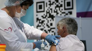 Коронавирусът по света: Две нови ваксини се очакват до края на годината