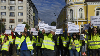 Снимка на деня: <span class="highlight">Пътни</span> <span class="highlight">строители</span> протестират заради забавени заплати