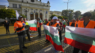 Снимка на деня: <span class="highlight">Пътни</span> <span class="highlight">строители</span> протестират заради забавени заплати