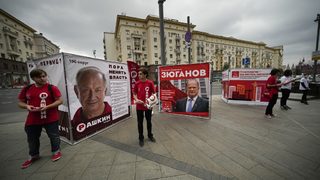 На избори в Русия - не можеш да гласуваш срещу Путин, но можеш да спечелиш кола