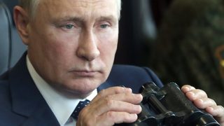 Коронавирусът по света: Путин се самоизолира след "целодневен" контакт със заразен