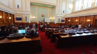 Кой е виновен: Депутатите продължиха с нападките и в последния си работен ден