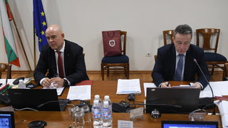 Стоилов и Гешев обсъдиха как Бюрото <span class="highlight">по</span> <span class="highlight">защита</span> ще премине към изпълнителната власт