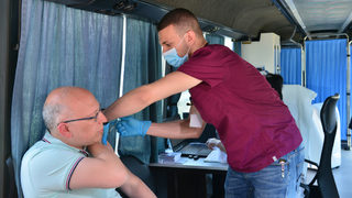 До морето, в мола, в магазини: местата за ваксиниране срещу COVID-19 през почивните дни