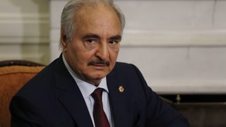 След години на борба срещу властта в Либия Хафтар се готви да е кандидат-президент