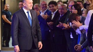 Политическото напрежение: Радев предизвика Борисов да се преборят на изборите (обобщение)