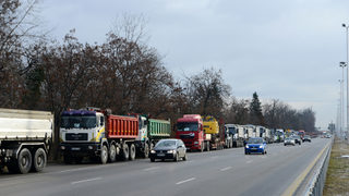 Политическото напрежение: <span class="highlight">Пътни</span> <span class="highlight">строители</span> излизат на протест, блокират 24 места в цялата страна