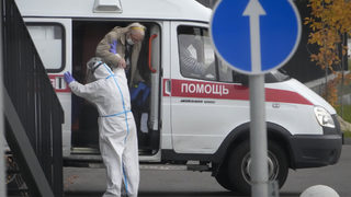 Коронавирусът по света: Жертвите в Русия наближават 1000 на ден, делът на ваксинираните остава малък