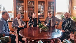 Предизборно кмет на ГЕРБ прие Делян Пеевски в кабинета си