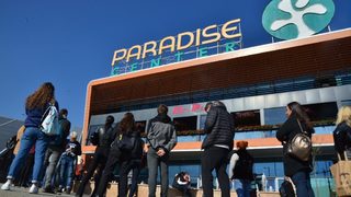 Ресторантите и моловете останаха полупразни в първия ден на здравния сертификат