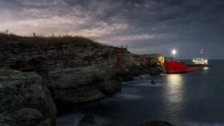 Заседналият кораб е изтеглен от Яйлата след разтоварване