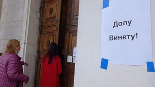 Снимка <span class="highlight">на</span> деня: Библиотекарите протестират под мотото "Долу Винету!"
