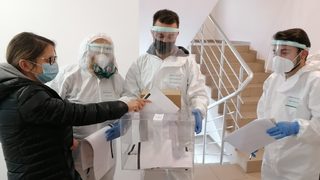 От днес могат да се подават заявления за <span class="highlight">гласуване</span> <span class="highlight">с</span> <span class="highlight">подвижна</span> <span class="highlight">урна</span> за засегнатите от COVID-19