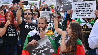 Коронавирусът в България: протестиращи без сертификати нахлуха в столичен мол