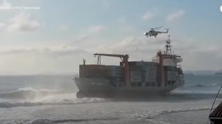 Контейнеровоз заседна в руски води, екипажът е евакуиран