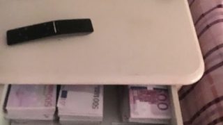 Вълнуват се от пачките и кюлчетата. Но пак гласуват за същото
