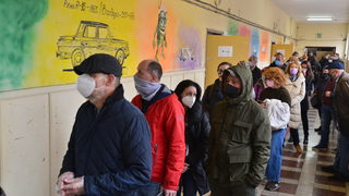 Изборният ден: Ниска избирателна активност и раздробен резултат на вота (хронология )