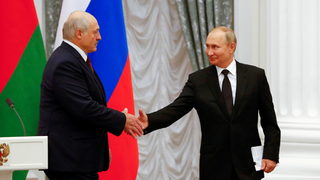 Лукашенко едновременно се обвързва с Москва и тества търпението на Путин