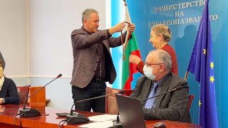 Здравният министър награди съветника си за препоръките за COVID мерките