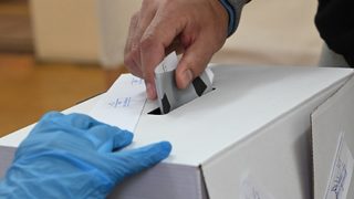 "Играеше си с детска книжка". Как се гласува в мобилна избирателна секция