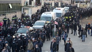 Снимка на деня: Дълъг конвой и протест съпроводиха Саакашили до съда