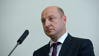 Правителството вдига минималната заплата, пенсиите и майчинските в проектобюджета за догодина