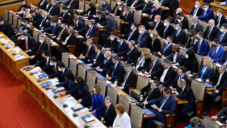 Първият сблъсък в новия парламент ще бъде с или без COVID сертификат на входа