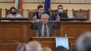 Вътрешният министър обяви, че има опити за <span class="highlight">гласуване</span> <span class="highlight">с</span> <span class="highlight">подвижна</span> <span class="highlight">урна</span> от хора без увреждания