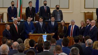 Дванадесет нови депутати влязоха в парламента, други двама напуснаха
