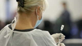 Коронавирусът по света: ЕС одобри бустера на "Джонсън и Джонсън"