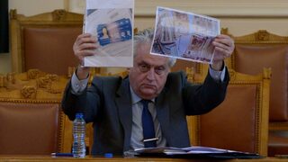 Снимка на деня: Рашков показа на депутатите и кадри с банкноти и "Мис ГЕРБ"
