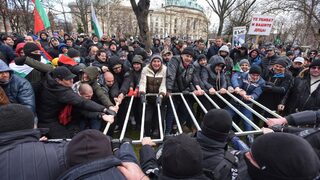 Коронавирусът в България: равносметката от днешния протест е 9 ранени полицаи и двама арестувани