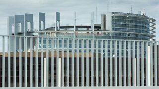 Изборът на шеф на европарламента: Мецола и поделеното кресло