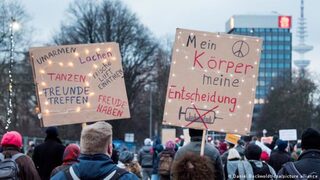 Работа и любов само за неваксинирани: новият паралелен свят