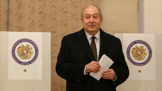 Арменският президент се оттегли, нямал достатъчно власт