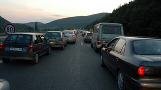 Краят на задръстванията е далеч: пътната агенция планира ремонти на три тунела и километри магистрали