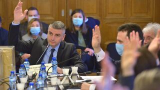 Мандатите на двама от енергийния регулатор бяха прекратени с жребий