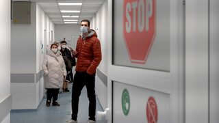 Карта на деня: Цялата страна вече е в най-тревожната тъмночервена COVID зона