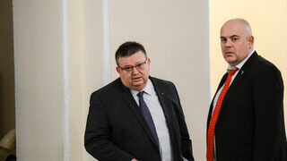 Гешев проверява Цацаров, Цацаров - Гешев, а двамата заедно - Пеевски