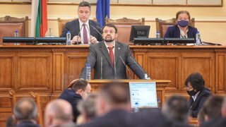 Туроператори, изпълняващи чартърни полети, ще получават субсидия до април