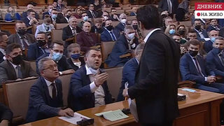 Какво си казаха Кирил Петков и Делян Пеевски в парламента (видео)