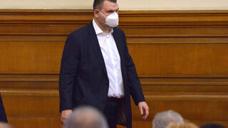 Парламентът приема, че информацията как Пеевски получава заплатата си не е <span class="highlight">обществена</span>