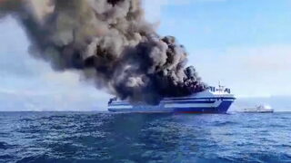 Двама са блокирани на горящия ферибот, има съмнение, че са българи