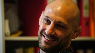 Кой е Ален Шмит: треньорът, попаднал в скандал за домашно насилие, който търси доверие