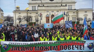 Полицаите протестират, след като Петков не ги уверил, че ще им вдигнат заплатите